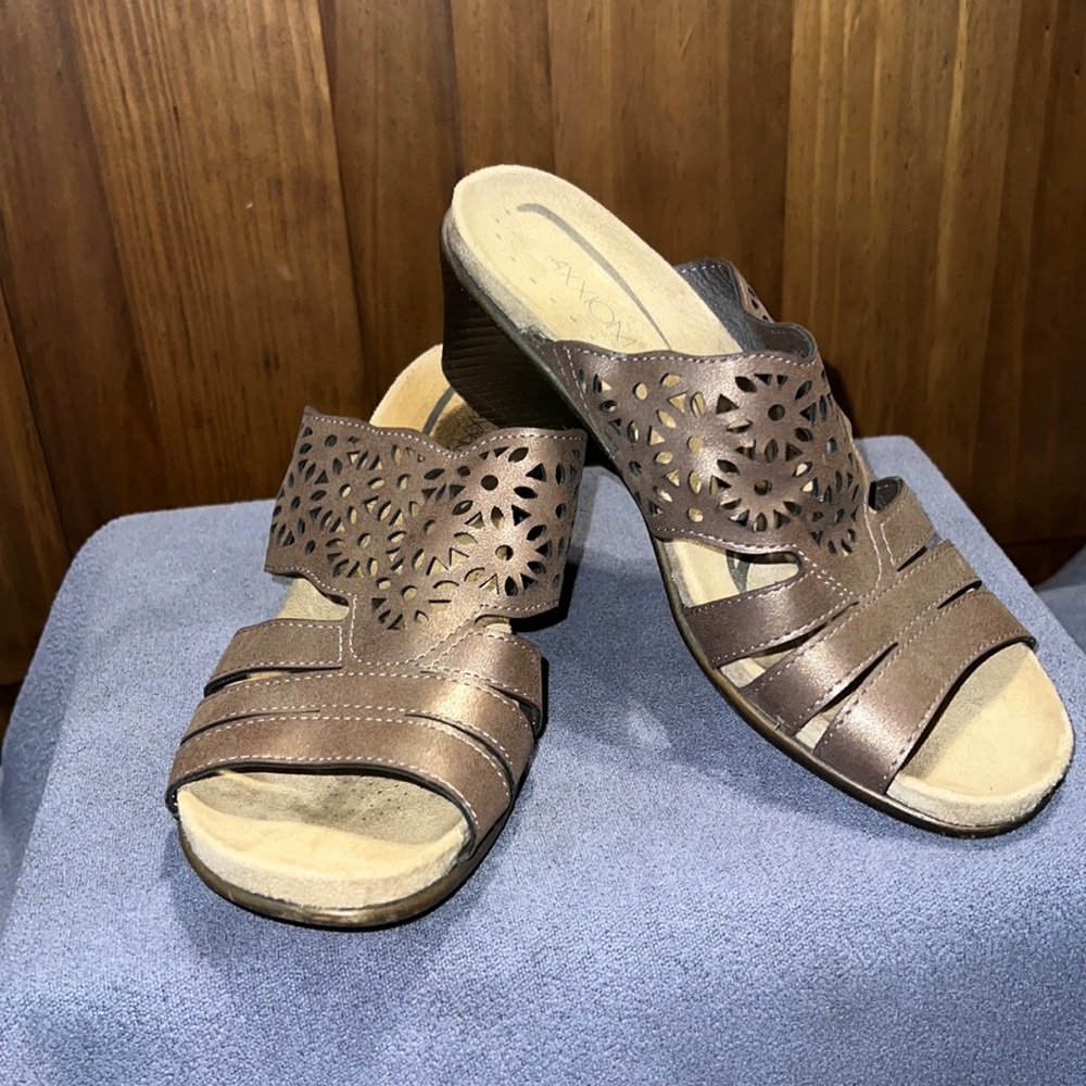 Size 7 Bronze/Brown Wedge Sandal by AXXIOM